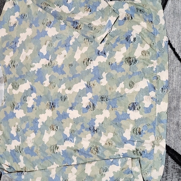 EASEL BOUTIQUE CAMO FACTORY DISTRESSED LONG-SLEEVED TOP - Picture 2 of 14